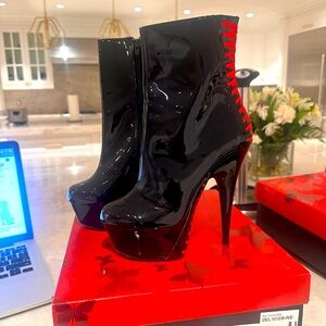 NWT  Pleaser patent stiletto boots